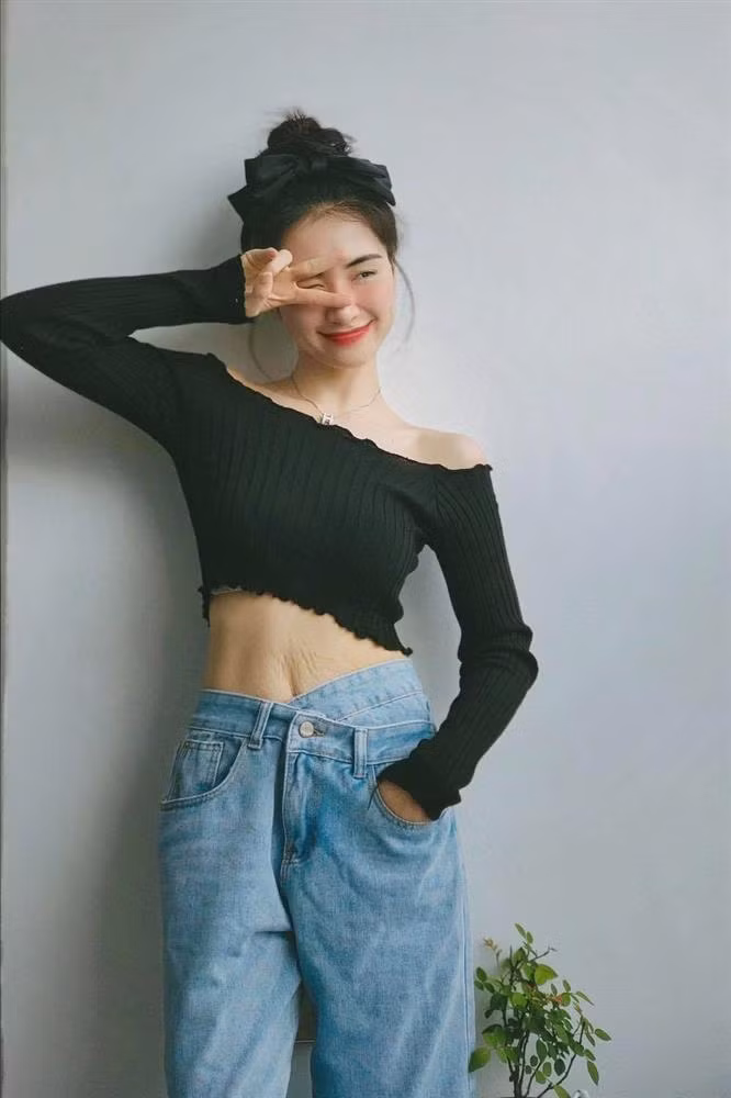 Tuy nhiên, Hòa Minzy vẫn còn giữ những điều "thầm kín" sau sinh. Mới đây, giọng ca gốc Bắc Ninh bất ngờ công khai hình ảnh vùng bụng đầy vết rạn sau 2 năm có bé Bo.