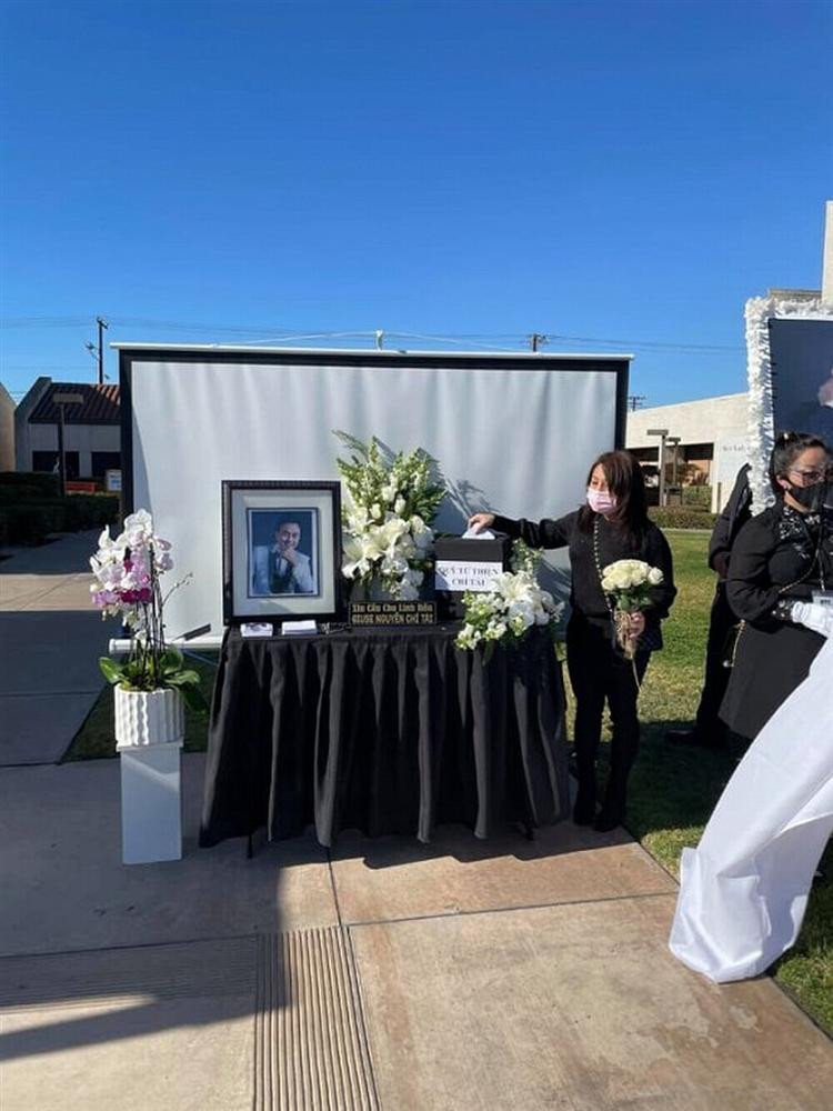 Vo cu ke tan mat chung kien Hoang Anh om eo 