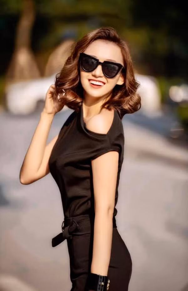  Lã Thanh Huyền: Chồng gia thế lại biết nấu ăn cho vợ. 36 tuổi, Lã Thanh Huyền cũng không kém cạnh đàn em khi có một sự nghiệp vững vàng cùng một gia đình hoàn hảo. Cô mới gây ấn tượng trở lại với bộ phim "Tình yêu và tham vọng". Dù vào vai ở tuyến nhân vật phản diện nhưng vẻ ngoài xinh đẹp cùng phong cách thời trang sang chảnh đã giúp Lã Thanh Huyền ghi điểm trong mắt người xem.