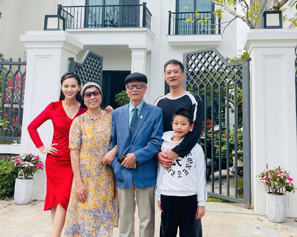 Không chỉ được chồng chiều, Lã Thanh Huyền còn nhận được sự yêu thương từ bố mẹ chồng. Theo dõi trang cá nhân của Lã Thanh Huyền sẽ thấy rõ, cô vô cùng viên mãn với cuộc sống hiện tại.