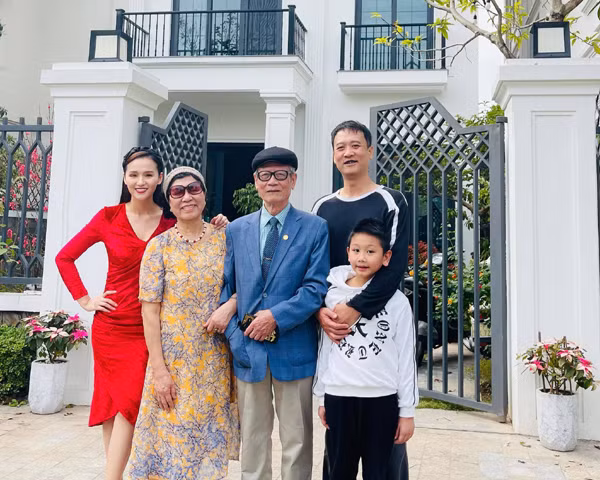 Không chỉ được chồng chiều, Lã Thanh Huyền còn nhận được sự yêu thương từ bố mẹ chồng. Theo dõi trang cá nhân của Lã Thanh Huyền sẽ thấy rõ, cô vô cùng viên mãn với cuộc sống hiện tại.