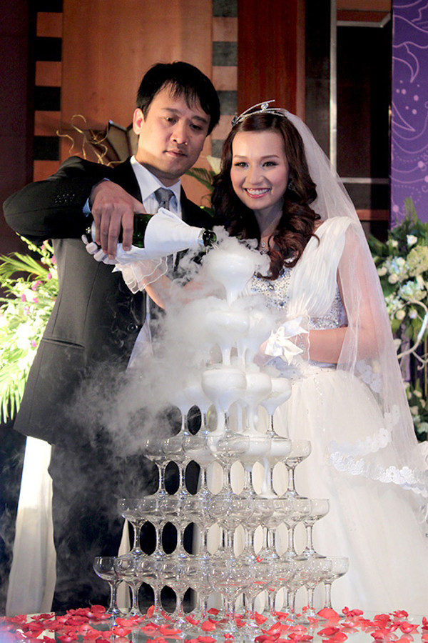 Năm 2011, Lã Thanh Huyền lên xe hoa cùng chồng có gia thế "khủng". Anh hơn cô 12 tuổi, tuy vẻ ngoài lạnh lùng nhưng theo người đẹp họ Lã tiết lộ anh lại cực kỳ ấm áp và tốt bụng. Mới đây, chia sẻ với VietNamNet, Lã Thanh Huyền tiết lộ: "Anh xã là người đã hỗ trợ tôi rất nhiều. Anh ấy bận hơn tôi nhưng tôi thấy rất may mắn khi mình có một gia đình hạnh phúc. Anh ấy rất thông cảm và thấu hiểu khi tôi bước chân vào công việc kinh doanh. Anh ở bên và cho tôi rất nhiều lời khuyên, động viên có cả sự dìu dắt nữa".