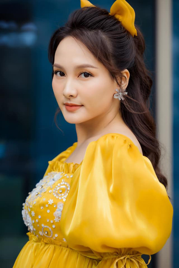  Bảo Thanh: Chồng kiếm tiền giỏi, biết việc làm việc nhà, thích chăm sóc vợ. Bảo Thanh thành công và bật sáng nhờ 2 phim "Sống chung với mẹ chồng" và "Về nhà đi con". Nhờ 2 vai diễn ấn tượng Minh Vân và Anh Thư, Bảo Thanh xuất sắc giành 2 VTV Awards liên tiếp. Nhờ vai diễn thành công nên Bảo Thanh được khán giả yêu mến hơn, cô cũng kiếm tiền tốt hơn so với những đồng nghiệp cùng thời. Thậm chí, Bảo Thanh vượt xa các đàn chị về độ "hot" để giành được nhiều hợp đồng quảng cáo.