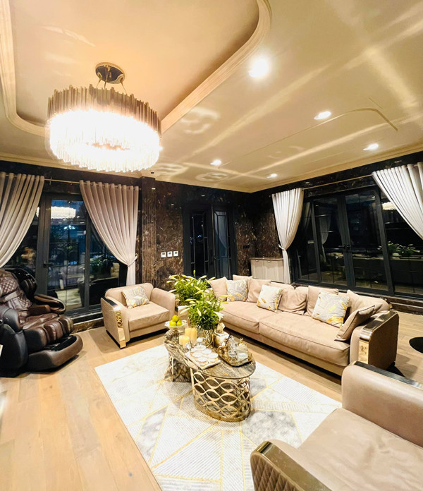 Chồng Lã Thanh Huyền là một doanh nhân giàu có nên việc cô có nhiều bất động sản và là đại gia trong giới nghệ sĩ là điều hiển hiên. Đây là một góc trong phòng khách ở biệt thự của Lã Thanh Huyền. Qua đó, để thấy chồng cô không chỉ quan tâm chia sẻ với vợ việc nhà mà còn rất giàu có.