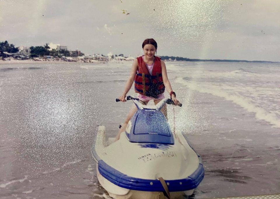 Tuy nhiên, gương mặt cô không thực sự thon gọn và sống mũi còn khá thô.