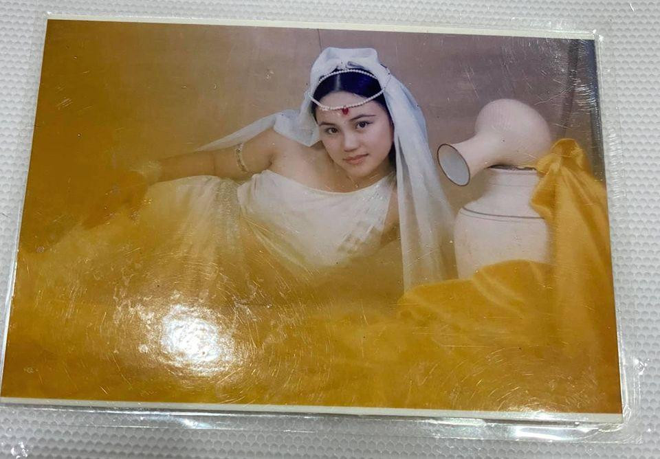 Khi đến studio, cô được chuyên viên trang điểm cho đậm lè nên trông hơi dừ.