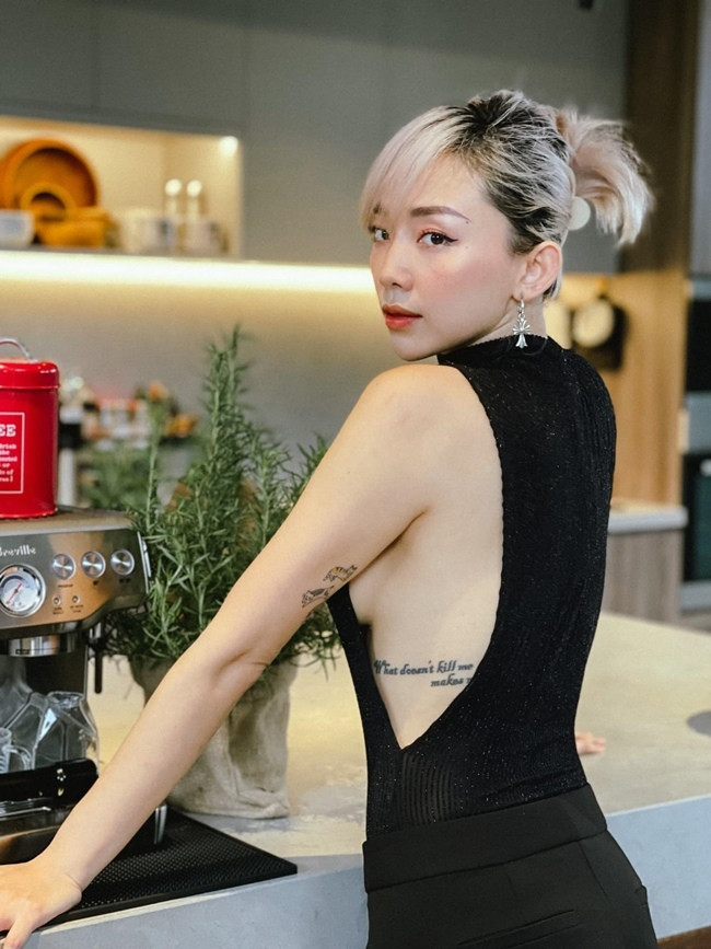 Nổi tiếng là nghệ sĩ dẫn đầu xu hướng, Tóc Tiên cũng đã không bỏ qua trend áo khoét mạn sườn bó sát - item được lăng xê đầu tiên bởi các ngôi sao Hollywood.