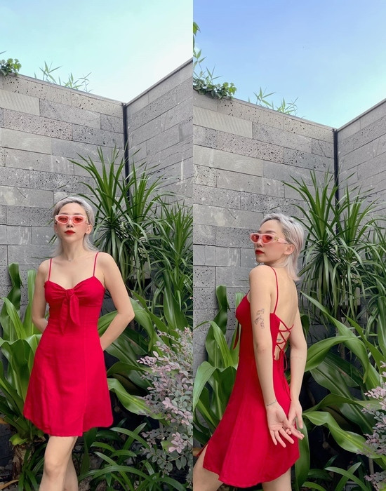 Tận dụng không gian xanh yêu thích ngay góc vườn nhà, bà xã Touliver diện chiếc váy 2 dây đỏ rực - vừa nữ tính với chiếc nơ ngực xinh xắn, vừa gợi cảm với chi tiết đan dây lưng. Và không thể thiếu phụ kiện, cô nàng mix thêm chiếc kính cùng tone.