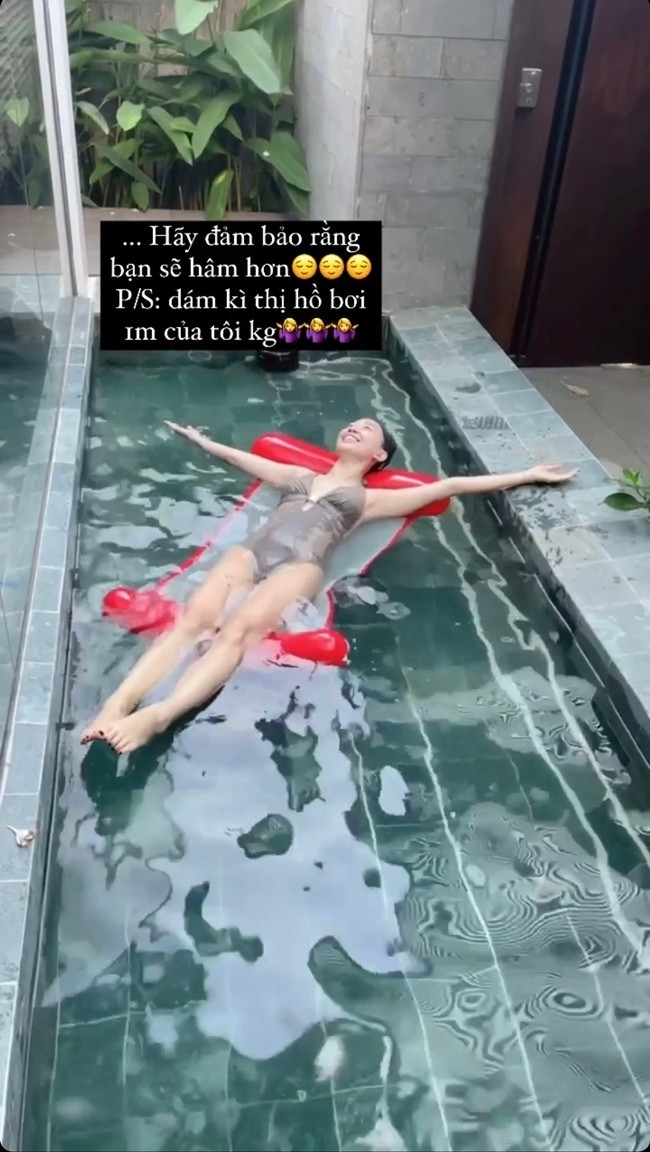 Trong căn biệt thự rộng rãi, nữ ca sĩ quyến rũ trong bộ swimwear một mảnh ở bể bơi trong nhà.