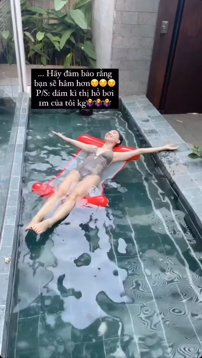 Trong căn biệt thự rộng rãi, nữ ca sĩ quyến rũ trong bộ swimwear một mảnh ở bể bơi trong nhà.