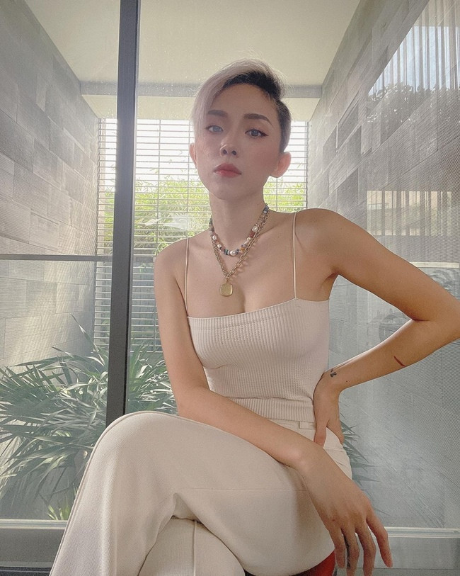 Chọn lối mix White-on-white, Tóc Tiên đẹp sang chảnh, thanh lịch khi diện chiếc áo tăm 2 dây và quần suông đồng màu