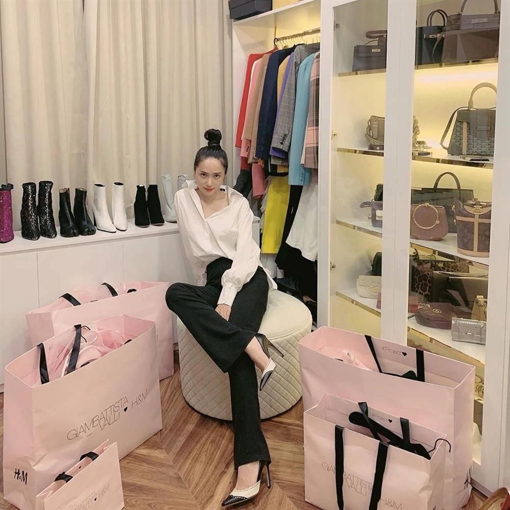 Dù kín tiếng song Hương Giang cũng là yêu nữ hàng hiệu đích thực Vbiz. Đây chỉ là một góc phòng thay đồ ngập tràn những chiếc túi đựng đồ hiệu siêu to khổng lồ của nữ ca sĩ.
