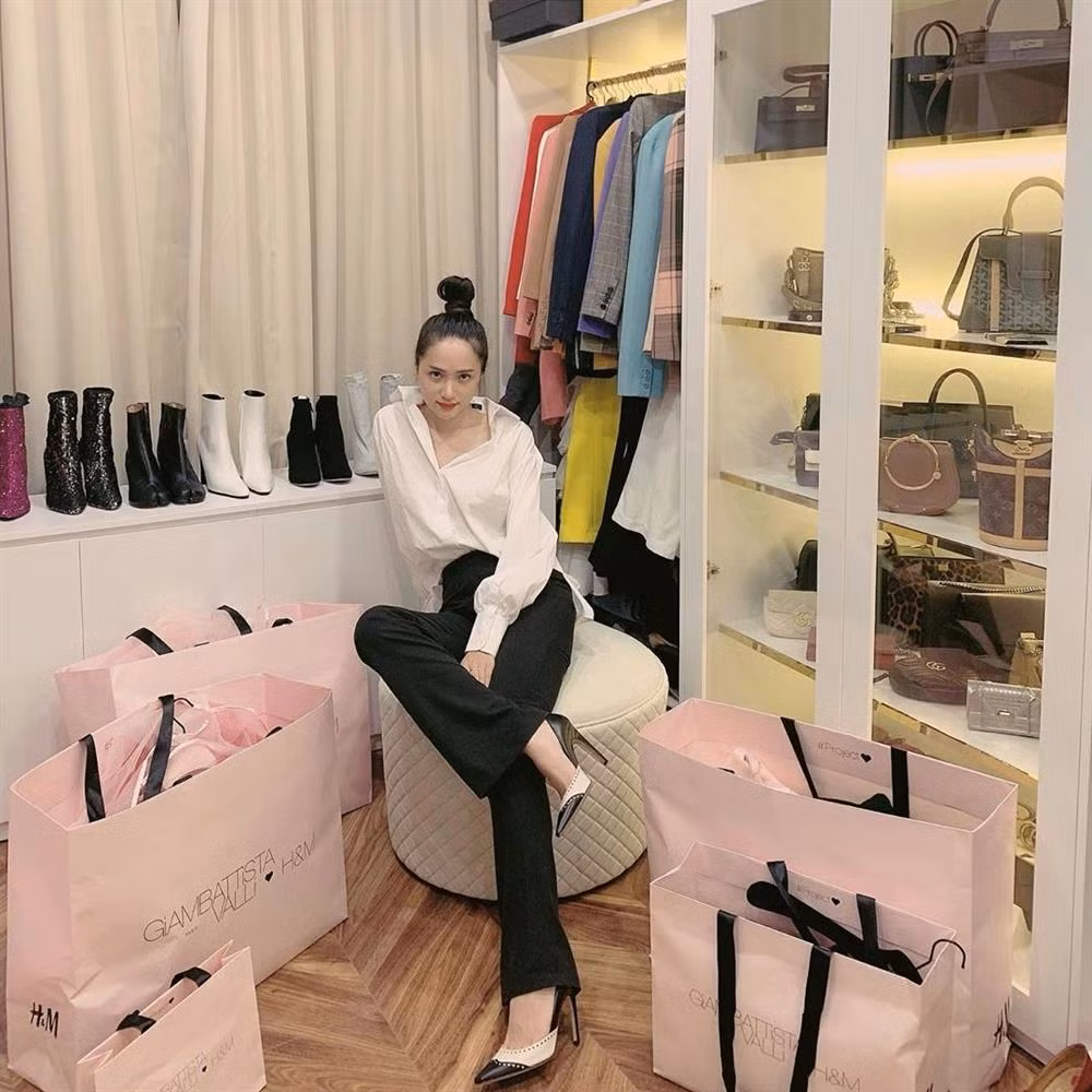 Dù kín tiếng song Hương Giang cũng là yêu nữ hàng hiệu đích thực Vbiz. Đây chỉ là một góc phòng thay đồ ngập tràn những chiếc túi đựng đồ hiệu siêu to khổng lồ của nữ ca sĩ.