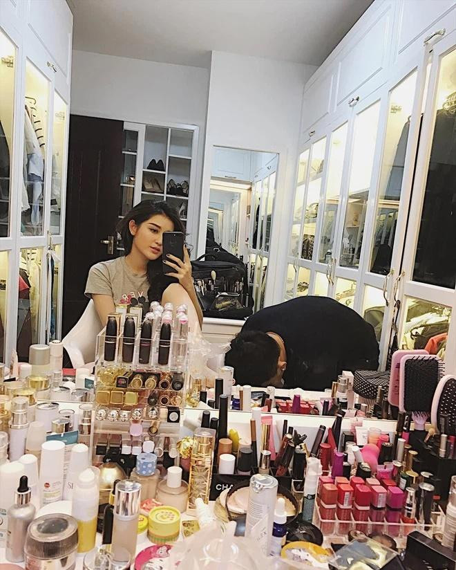 Huyền My cũng là một "dân chơi" đồ hiệu "căng cực". Có cả căn phòng toát lên mùi tiền thế kia cơ mà!