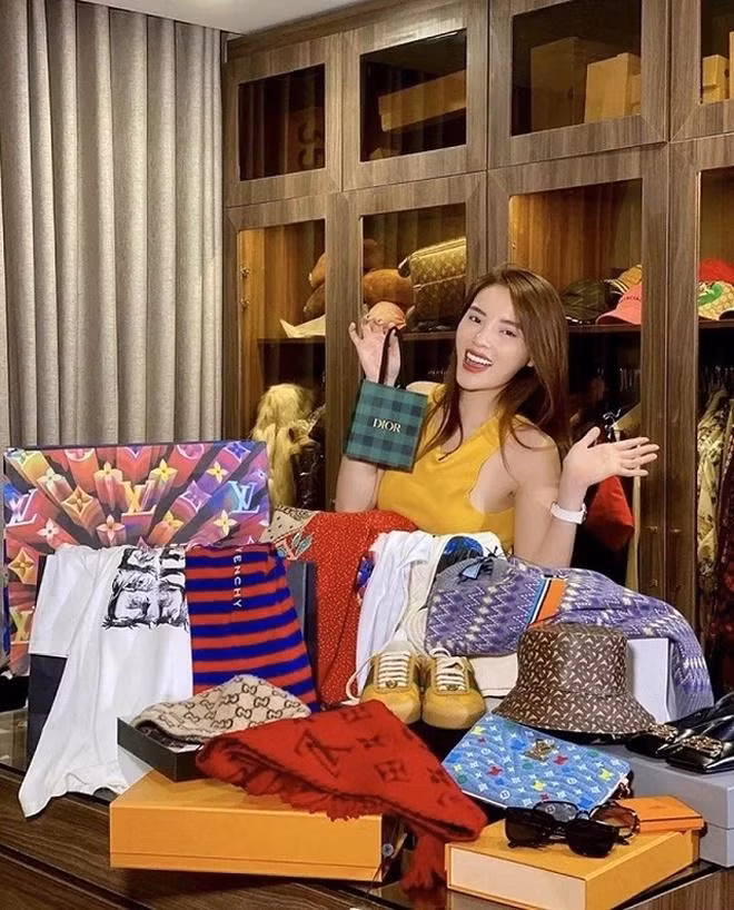 Kỳ Duyên cũng không hề thua chị kém em trong khoản đồ hiệu.