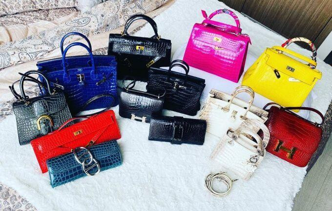 Trước đó, nữ ca sĩ cũng từng khiến dân mạng phải "đứng hình" khi khoe bộ sưu tập túi Hermès tương tự. Ước tính sương sương loạt túi này cũng lên đến vài chục tỷ đồng. Chỉ riêng combo 2 cô "công chúa" da cá sấu bạch tạng của Hermès và Dior đã có giá khoảng 8-10 tỷ đồng.
