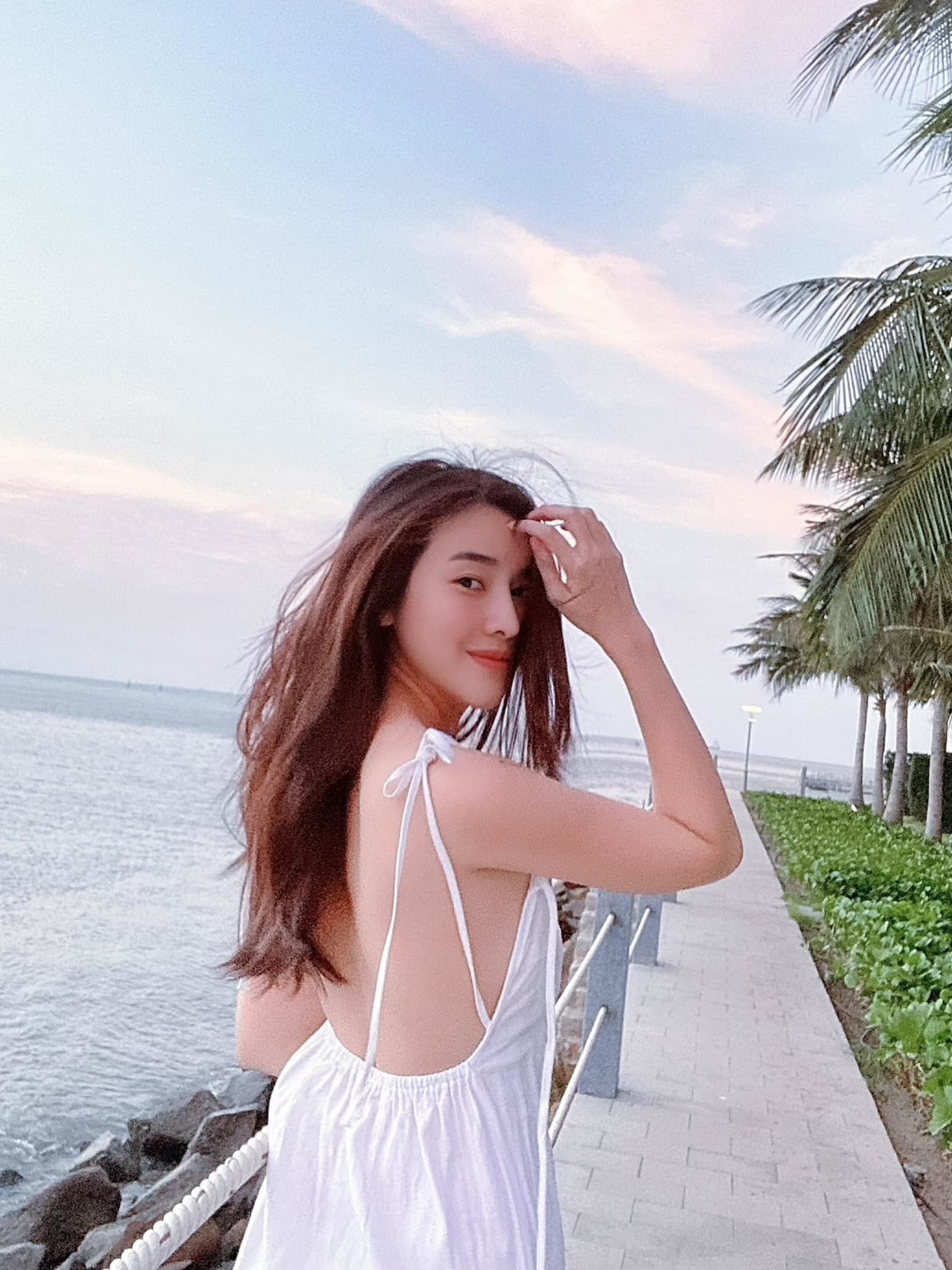 Cao Thái Hà gợi cảm với váy hai dây trắng.