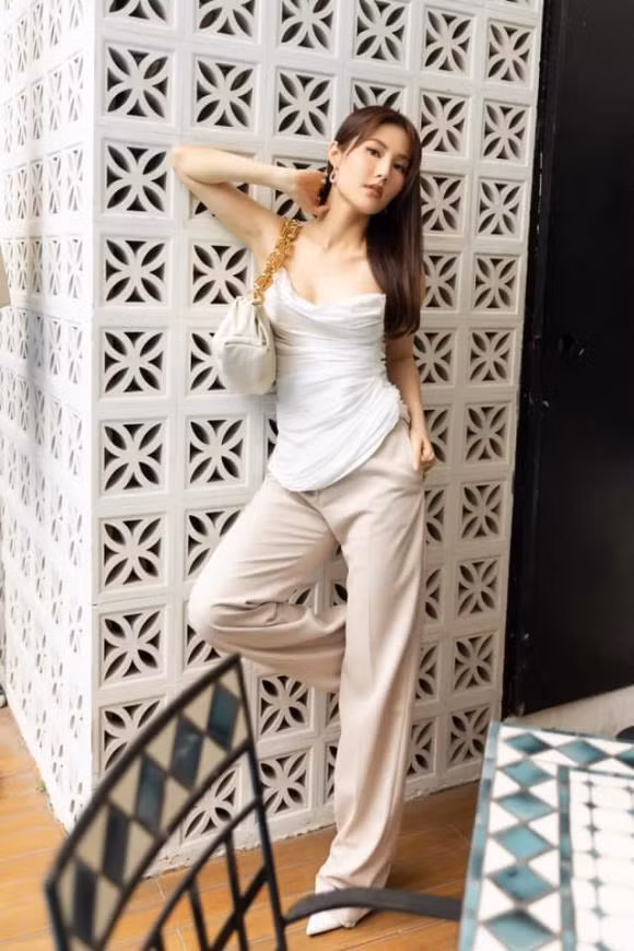 Diễm My đăng ảnh tươi rói kèm chú thích: "Cuối tuần mọi người đi đâu không? Có ai đi vào tim tôi không?".