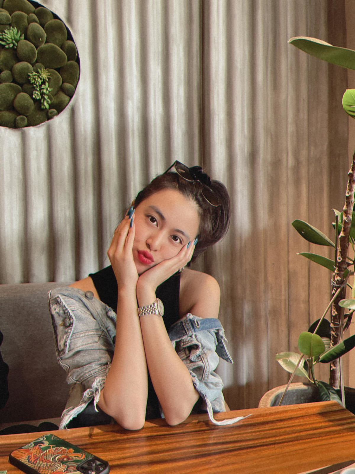 Ca sĩ Hoàng Thuỳ Linh thảnh thơi ngày cuối tuần.