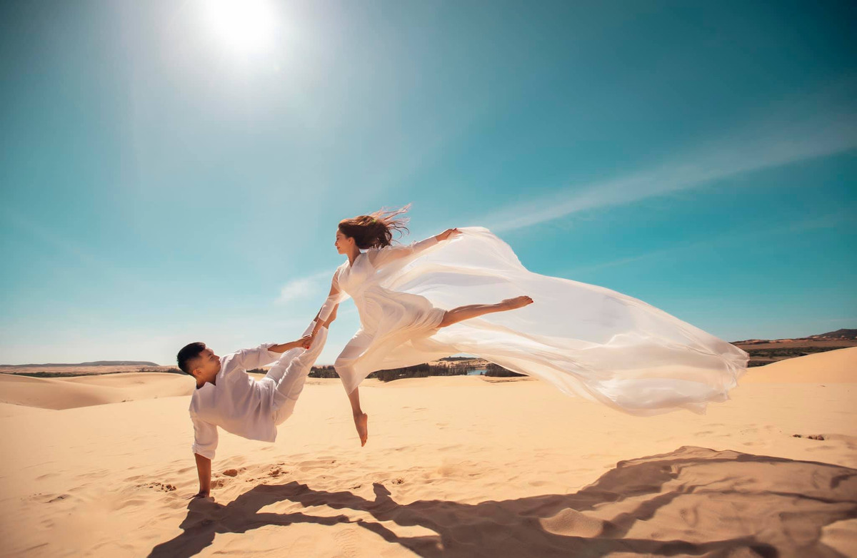 Khánh Thi - Phan Hiển nhận cơn mưa lời khen với chùm ảnh chụp trên cát.