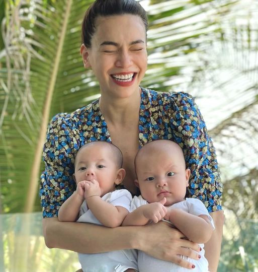 Hồ Ngọc Hà khoe khoảnh khắc ngọt ngào cùng hai con kèm status "Không biết lúc đó cười vì cái gì".