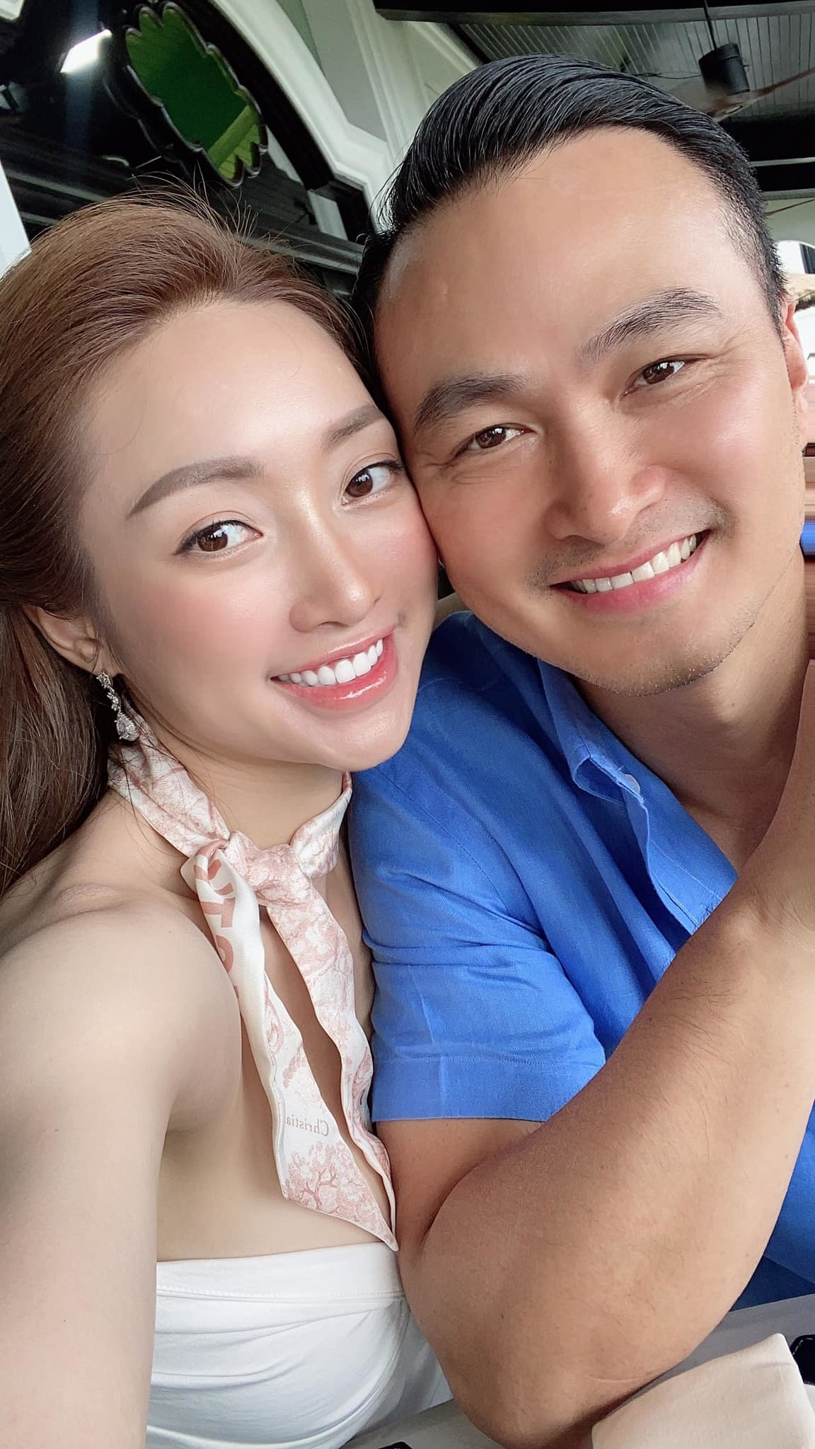 Vợ chồng diễn viên Chi Bảo - Lý Thuỳ Chang hạnh phúc bên nhau ngày cuối tuần.