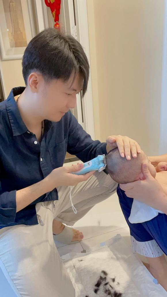 Sao Việt hôm nay 15/3: Á hậu Thúy Vân ghi lại cảnh chồng cắt tóc cho con trai: "Cám ơn ba Nhật vì đã luôn chăm sóc, cắt tỉa mái tóc óng mượt này".