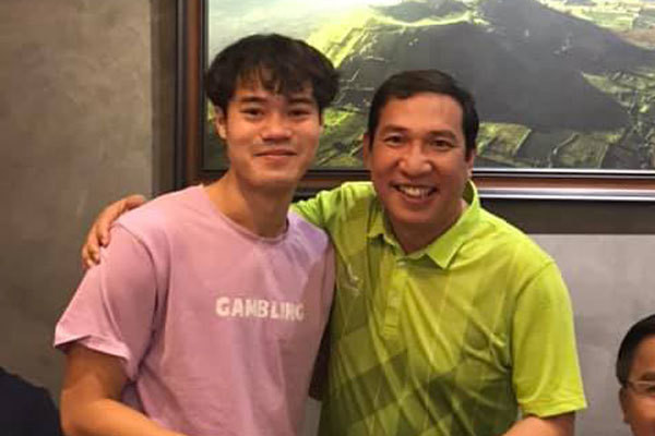 Hội ngộ trong một sự kiện, vì hâm mộ cầu thủ Văn Toàn mà NSƯT Quang Thắng chụp ảnh và khoe trên trang cá nhân hóm hỉnh: ''Zể quý ra mắt bố vợ''.