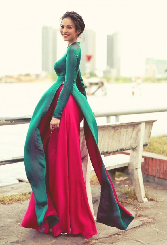 Hiền Thục dịu dàng trong tà áo dài: "Ta diễm lệ chỉ cho riêng chàng biết. Chẳng nguyệt thẹn hoa nhường, chẳng ngọc khiết băng thanh... Chỉ một lòng muốn câu hồn đoạt phách, mỗi lần chàng ôm chặt lấy tấm thân ta. Đậu khấu niên hoa dịu dàng hiền thục, nhất mực chỉ mình chàng hái hương thảo mỹ nhân".