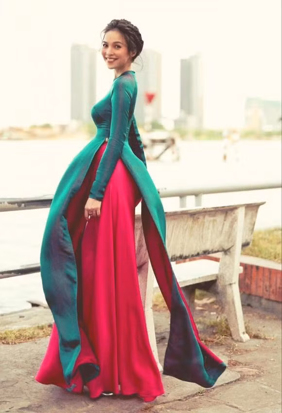 Hiền Thục dịu dàng trong tà áo dài: "Ta diễm lệ chỉ cho riêng chàng biết. Chẳng nguyệt thẹn hoa nhường, chẳng ngọc khiết băng thanh... Chỉ một lòng muốn câu hồn đoạt phách, mỗi lần chàng ôm chặt lấy tấm thân ta. Đậu khấu niên hoa dịu dàng hiền thục, nhất mực chỉ mình chàng hái hương thảo mỹ nhân".