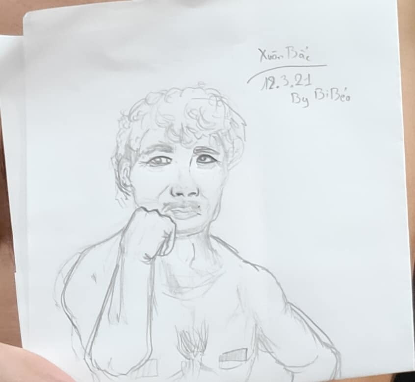 br/>Nghệ sĩ Xuân Bắc khoe khoảnh khắc ngồi làm mẫu để con trai Bi Béo vẽ và thành quả của tác phẩm.