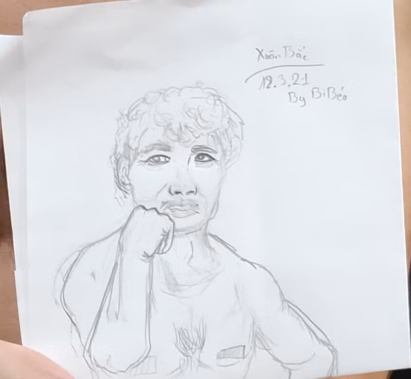 Nghệ sĩ Xuân Bắc khoe khoảnh khắc ngồi làm mẫu để con trai Bi Béo vẽ và thành quả của tác phẩm.