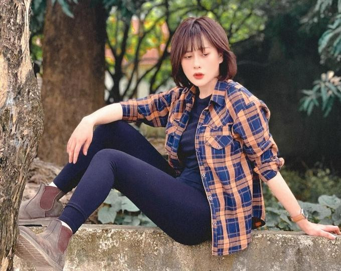 Trong Hương Vị Tình Thân, dường như Phương Oanh đã phải chịu "thiệt" vài ba phần so với các phim khác bởi nhân vật Nam do cô đảm nhận lại là một kỹ sư điện nên chuyện quần áo hết sức đơn giản. Từ phần 1 sang đến phần 2, phong cách thời trang của Nam vẫn luôn là điều mà người xem "trăn trở" nhất. Chính Phương Oanh từng cho biết cô mất nhiều thời gian để tìm trang phục tại các cửa hàng bình dân, shop online để vào vai Phương Nam cho hợp.