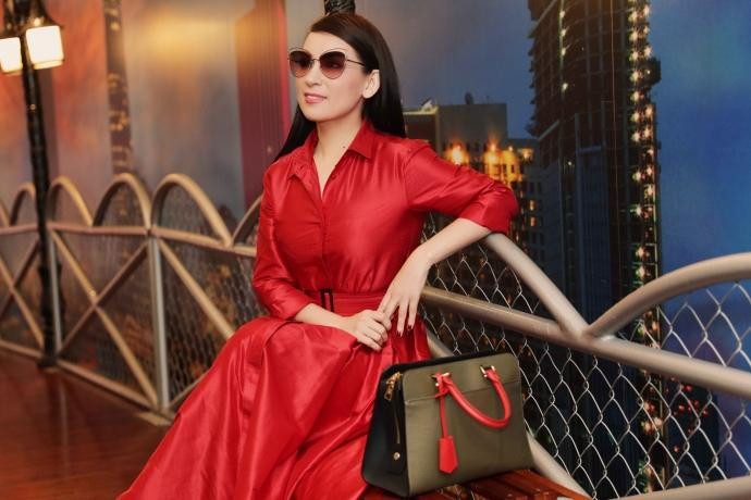 Mỗi lần đi biểu diễn, nữ ca sĩ thường ưu ái áo dài, áo bà ba, trang phục kín đáo... Rất hiếm khi thấy Phi Nhung lên đồ thời trang ấn tượng hay dát hàng hiệu sang chảnh nhưng hiếm không phải là không có. Những lúc Phi Nhung xuất hiện với diện mạo sang chảnh đều khiến người hâm mộ trầm trồ bởi nhan sắc sắc sảo, xinh đẹp và thần thái cũng rất gì và này nọ.