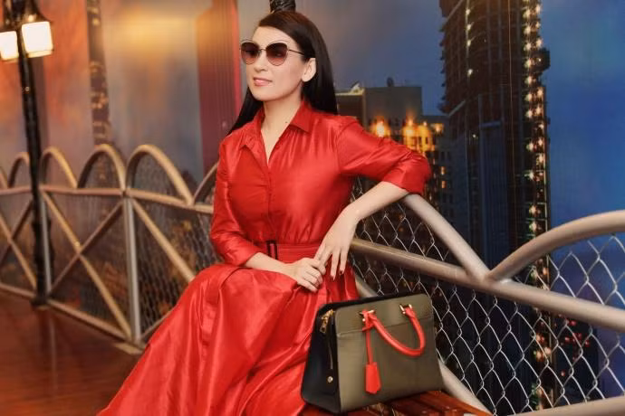 Mỗi lần đi biểu diễn, nữ ca sĩ thường ưu ái áo dài, áo bà ba, trang phục kín đáo... Rất hiếm khi thấy Phi Nhung lên đồ thời trang ấn tượng hay dát hàng hiệu sang chảnh nhưng hiếm không phải là không có. Những lúc Phi Nhung xuất hiện với diện mạo sang chảnh đều khiến người hâm mộ trầm trồ bởi nhan sắc sắc sảo, xinh đẹp và thần thái cũng rất gì và này nọ.