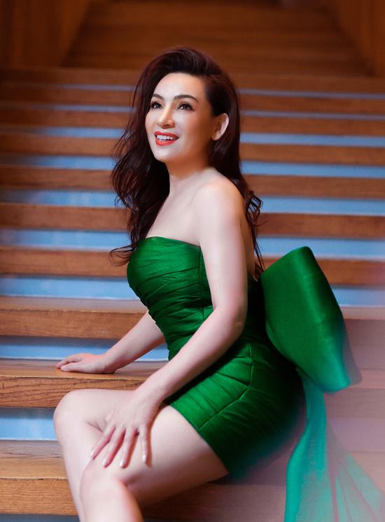 hi Nhung "lột xác" với váy áo gợi cảm.