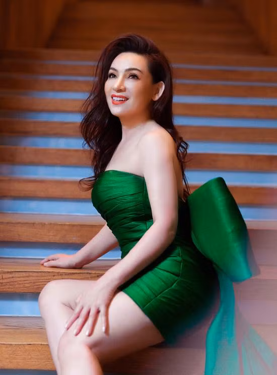 Phi Nhung "lột xác" với váy áo gợi cảm.