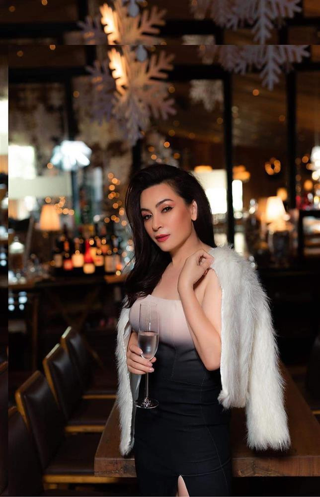 ũng có những lúc trông Phi Nhung sành điệu hết cỡ thế này đây. Cô diện áo khoác lông sang chảnh với váy cúp ngực bó sát.