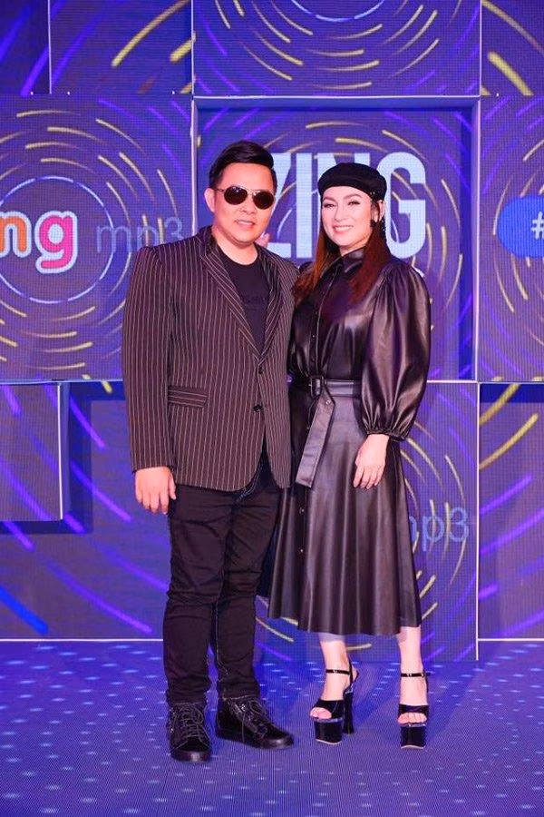 Phi Nhung thường ưu ái những đôi giày cao gót khủng để hack dáng vì chiều cao khiêm tốn khoảng 1m50.