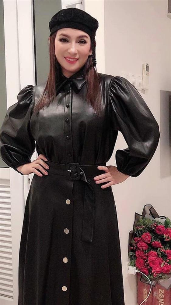 Phi Nhung trẻ trung với set đồ da cá tính phối mũ nồi đồng điệu.