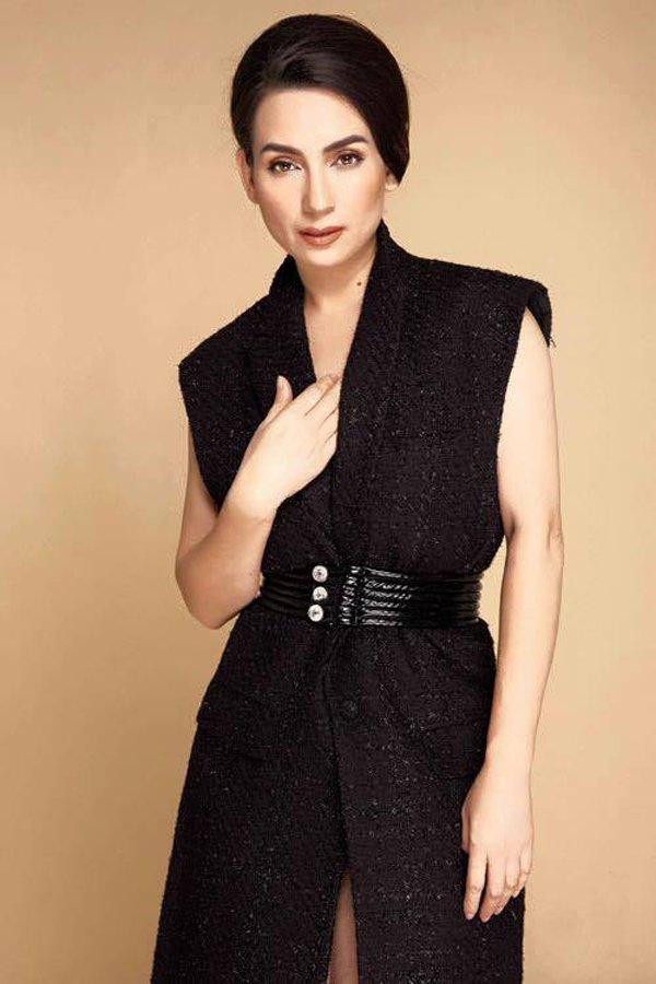 hi lên đồ chụp hình thời trang và khoe chút gợi cảm, nữ ca sĩ chọn tông màu đen sang trọng.