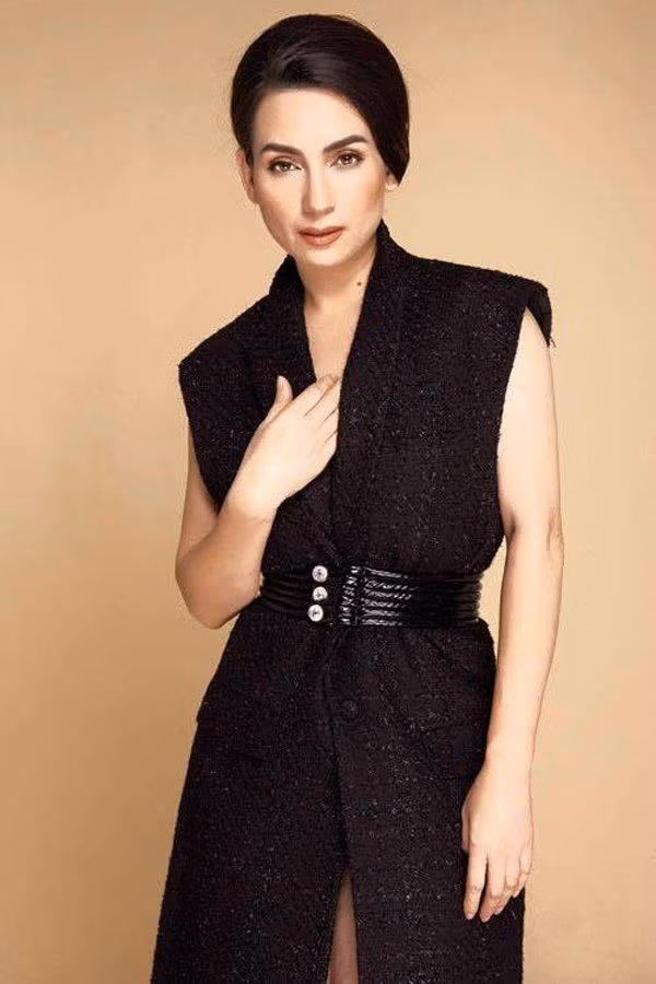 Khi lên đồ chụp hình thời trang và khoe chút gợi cảm, nữ ca sĩ chọn tông màu đen sang trọng.