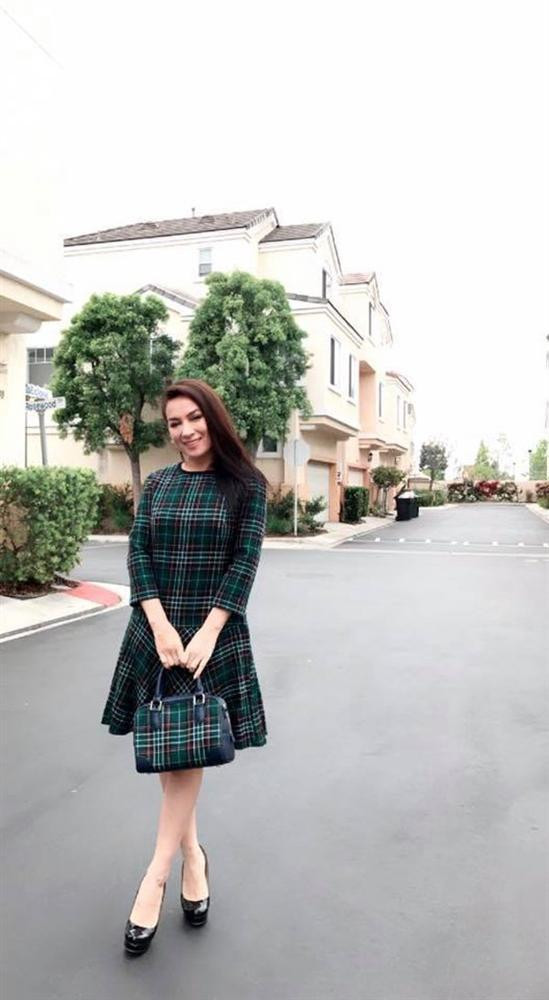  Bỏ qua loạt drama hại não, khán giả từ trước đến nay vẫn luôn biết đến Phi Nhung là người phụ nữ giản dị, giàu lòng nhân ái. Cô là nghệ sĩ nhận nhiều con nuôi nhất showbiz Việt. Tính đến hiện tại, nữ ca sĩ nhận 23 đứa trẻ làm con nuôi.