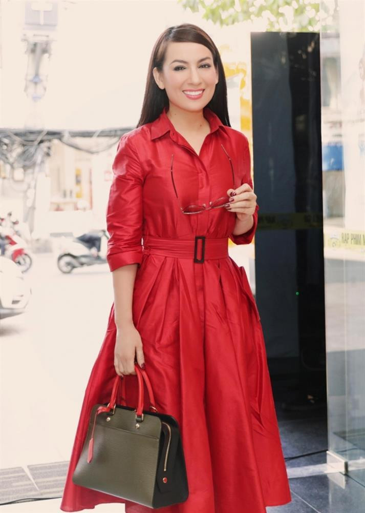 Phi Nhung nổi bật với bộ cánh hàng hiệu Maxmara giá hơn 20 triệu đồng và túi xách có giá hơn 60 triệu đồng. Ở tuổi 49, Phi Nhung vẫn luôn giữ được nhan sắc trẻ trung, nụ cười tươi tắn.