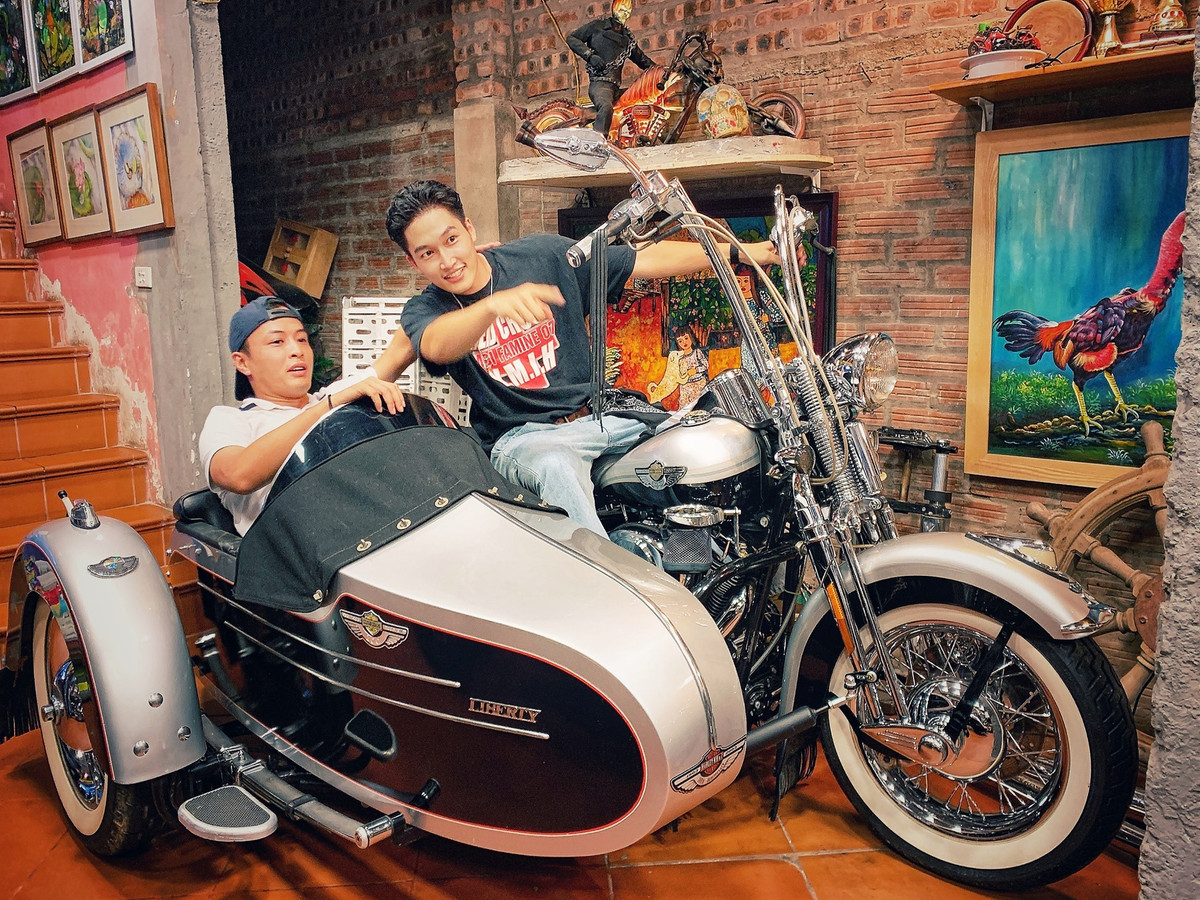 Diễn viên Đình Tú, Hồng Đăng vui đùa sau giờ nghỉ ngơi quay hình Hướng dương ngược nắng.