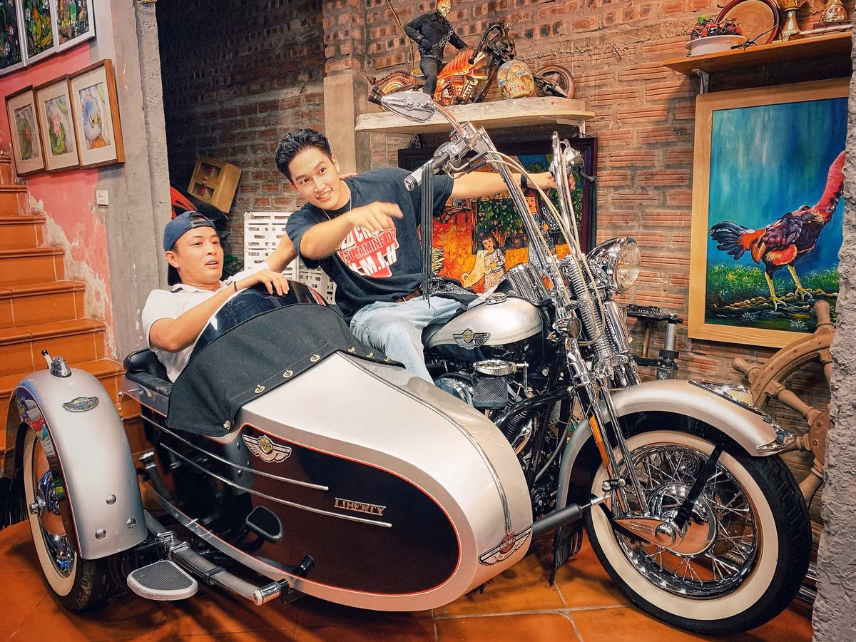 Diễn viên Đình Tú, Hồng Đăng vui đùa sau giờ nghỉ ngơi quay hình Hướng dương ngược nắng.