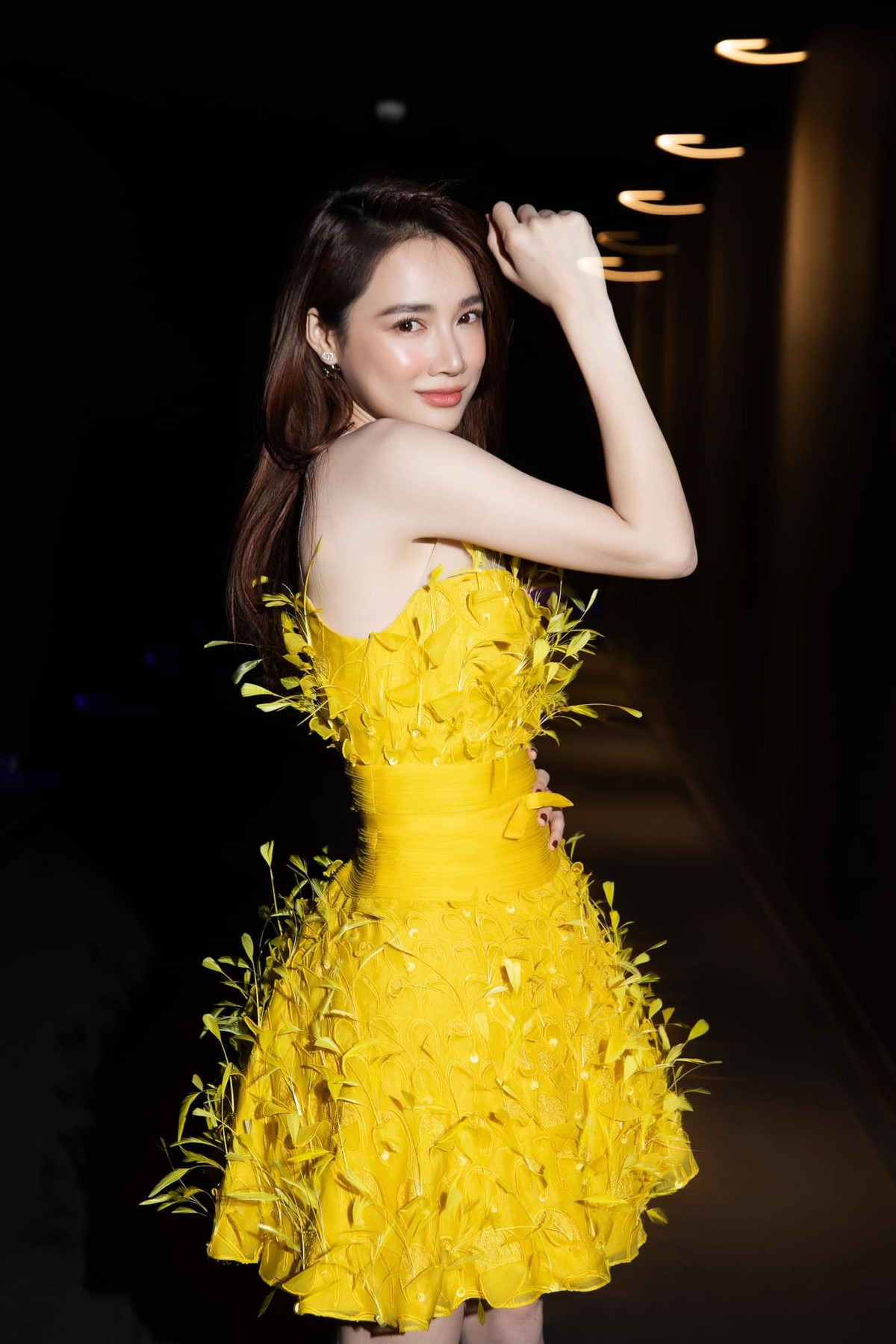 Sao Việt hôm nay 10/3: Nhã Phương khoe eo thon.