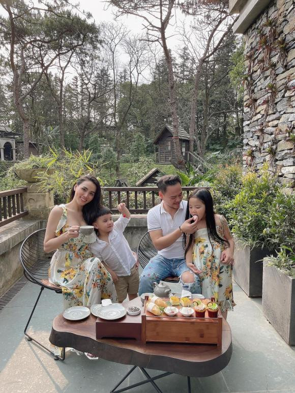 Gia đình người mẫu Trang Nhung hạnh phúc bên nhau.