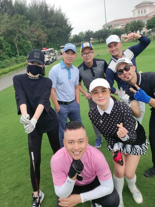 Diễn viên Kim Oanh hội ngộ bạn bè chơi golf.