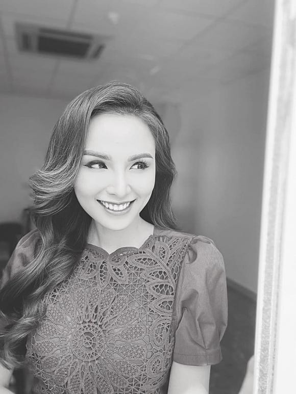 Hoa hậu Diễm Hương tâm sự: "Bước ra đường hay nghe người ta nói: "Phụ nữ hơn nhau ở tấm chồng". Nghe thì cũng đúng đấy, phụ nữ dù mạnh mẽ đến đâu cũng lắm nước mắt chỉ là họ chọn khóc công khai hay trên gối, như tôi thì thích dưới vòi hoa sen (nhưng trớ trêu thay, tôi hay khóc khi bực tức... và cả là ngủ mơ), họ đều cần một bờ vai để nương tựa, một cánh tay vững chãi ôm vỗ về họ, và cả là nơi để họ có thể như con mèo con nhõng nhẽo...